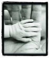 Pai e Filho de mãos dadas